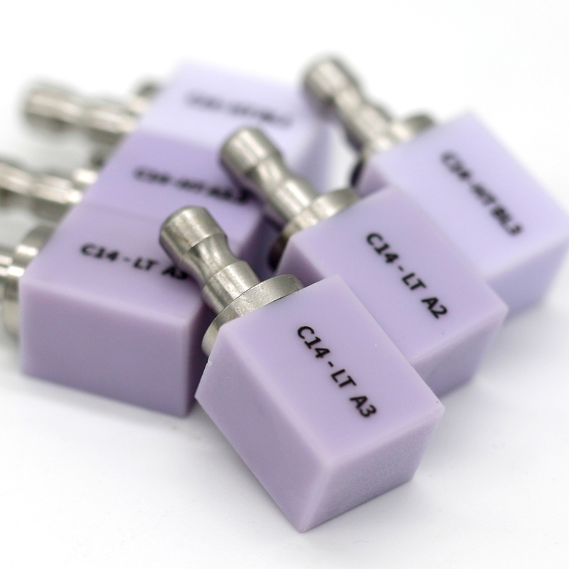 Techniques de collage adhésif fort pour les restaurations antérieures avec les céramiques vitrocéramiques Audental Glass