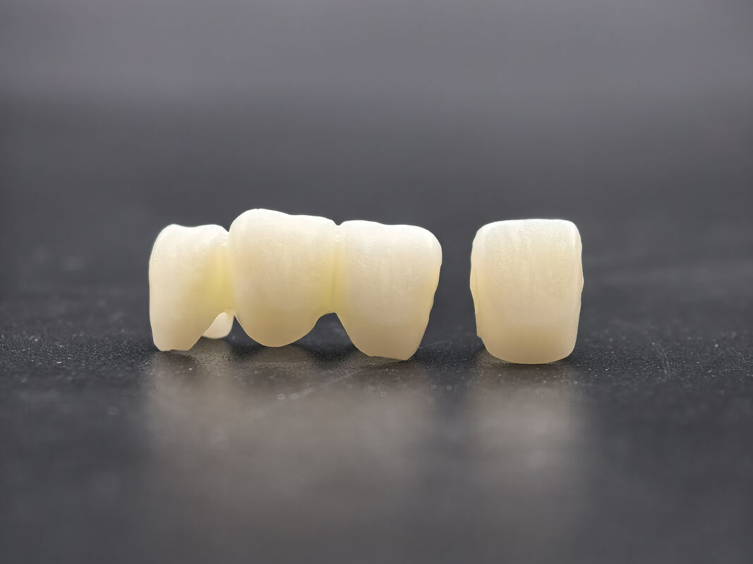 Bloc de zirconia dentaire pré-enduit pour le traitement par CADCAM avec une résistance et une translucide supérieures, imitant étroitement les dents naturelles
