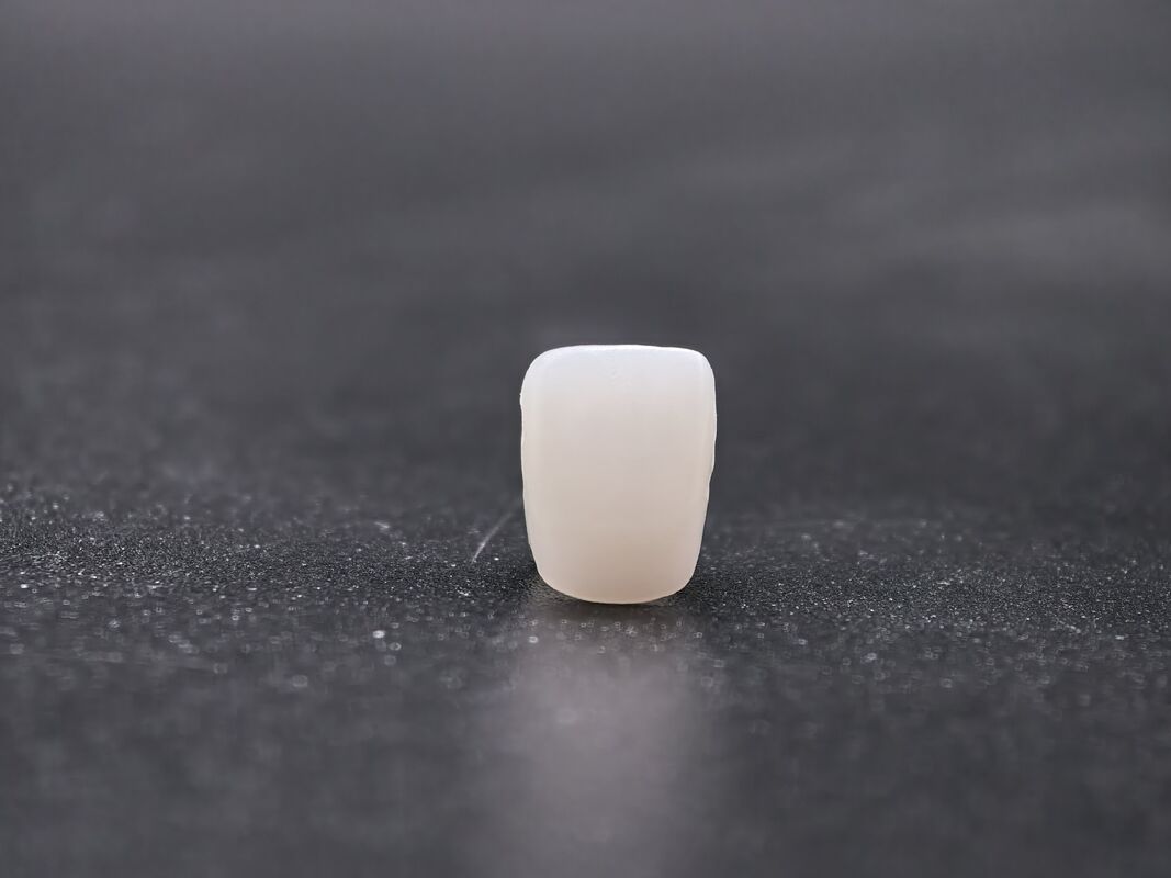 Bloc de zirconia dentaire pré-enduit pour le traitement par CADCAM avec une résistance et une translucide supérieures, imitant étroitement les dents naturelles