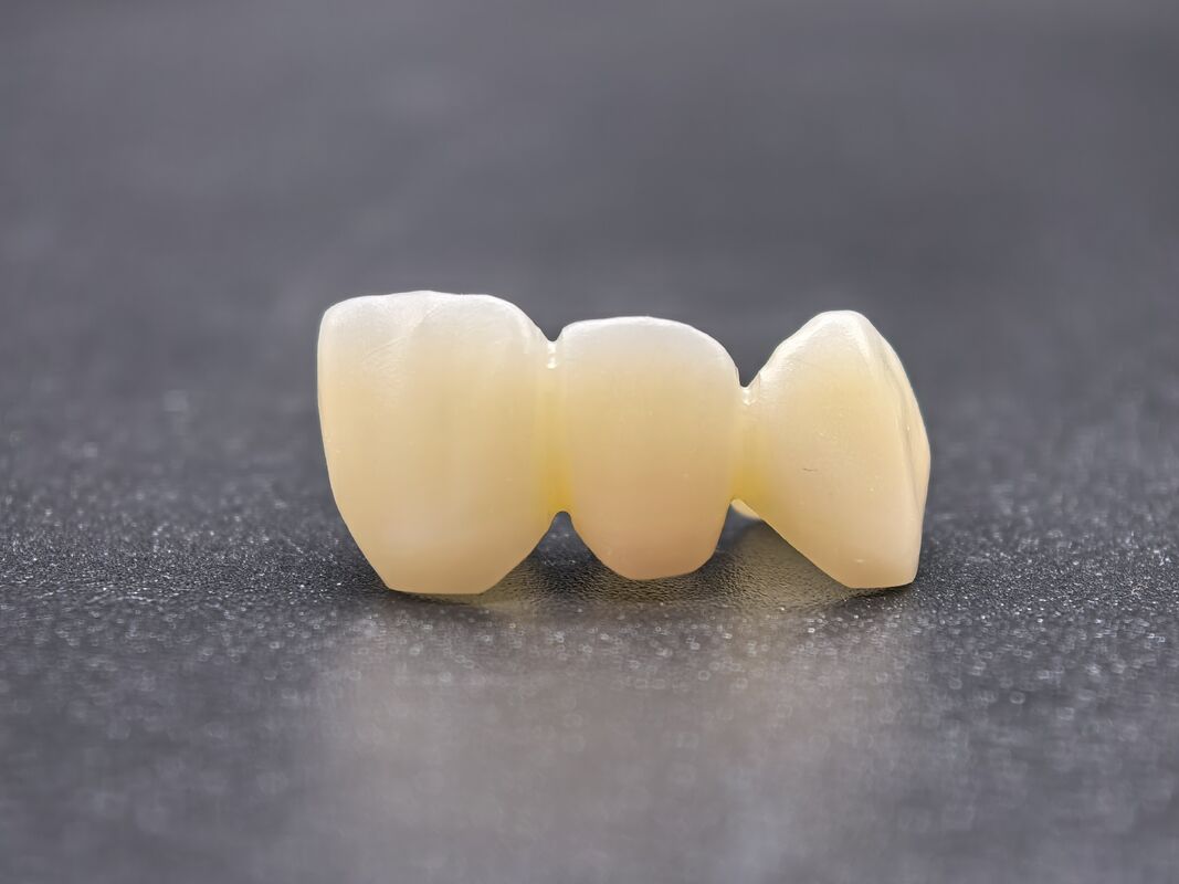 Bloc de zirconium dentaire avec des transitions d'ombre transparentes et une haute densité pour des restaurations dentaires durables et réalistes