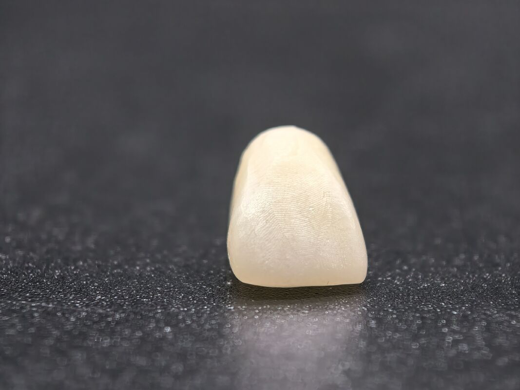 Bloc de zirconium dentaire avec des transitions d'ombre transparentes et une haute densité pour des restaurations dentaires durables et réalistes