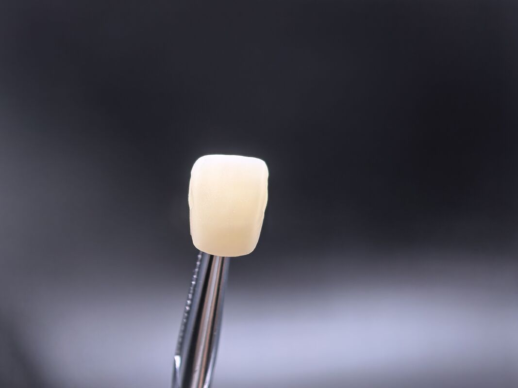 Bloc de zirconium dentaire conçu pour les restaurations antérieures esthétiques naturelles avec une résistance de 650 MPa et un traitement rapide CAD CAM