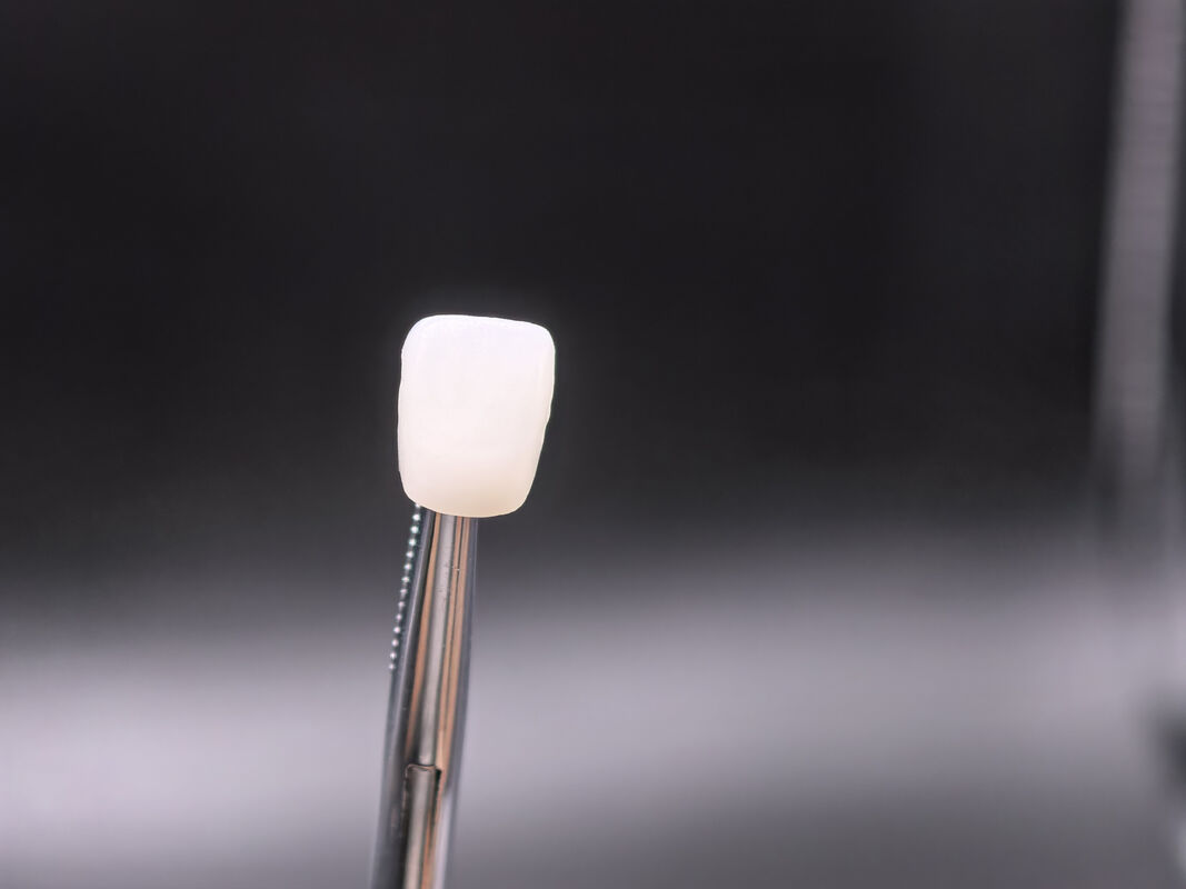 Bloc de zirconium dentaire conçu pour les restaurations antérieures esthétiques naturelles avec une résistance de 650 MPa et un traitement rapide CAD CAM