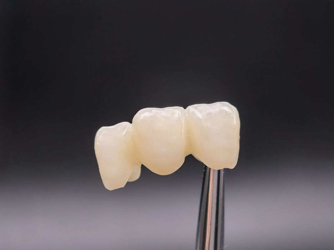 Bloc de zirconium dentaire conçu pour les restaurations antérieures esthétiques naturelles avec une résistance de 650 MPa et un traitement rapide CAD CAM