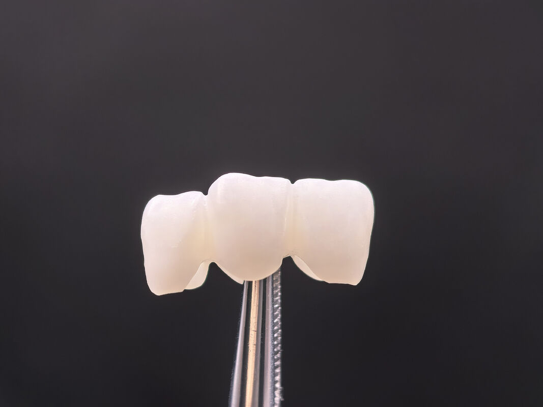 Bloc de zirconium dentaire conçu pour les restaurations antérieures esthétiques naturelles avec une résistance de 650 MPa et un traitement rapide CAD CAM
